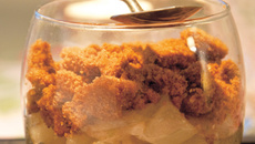 Verrines de poires sautées au gingembre et spéculoos