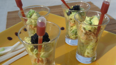 Verrines avocat et saumon et leurs pipettes de sauce