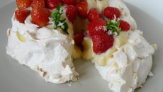 Pavlova aux fraises et huile d'olive 'Tanche' au basilic