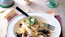 Fettuccine bicolores aux champignons et ricotta salée