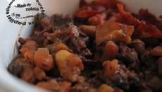 Haricots blancs et cochon sauce à la mélasse, moutarde et fines herbes