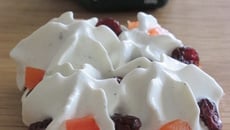 Tartine à l'espuma de Saint-Agur, cranberries et tomates