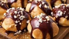 Profiteroles crème pâtissière, sauce chocolat