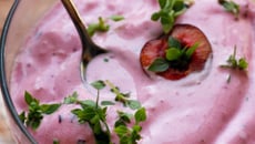 Frozen yogurt pêche cerise et basilic