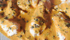 Blancs de poulet épicés et leur sauce rafraîchissante