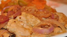 Veau Sauté à la Moutarde & Oignons Rouges