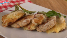 Haché de poulet rôti Douce France et ses galettes de pommes de terre, sauce au jus de pomme