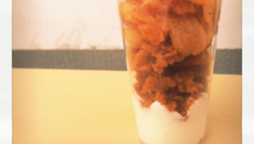 Verrine de pommes parfumées à la cannelle et pain d'épices