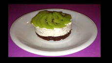 Gâteau individuel au chocolat, banane et kiwi