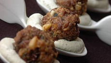Boulettes d'agneau aux saveurs méditerranéennes sur lit de chantilly au pesto
