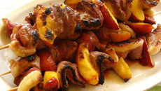 Brochettes de canard au miel et aux pêches