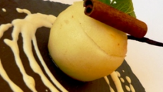 Poire  Nashi pochée aux épices et panna cotta de foie gras Crème réduite au tabac