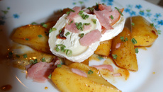 Pommes caramélisées aux épices, au miel, chèvre et éclats de bacon