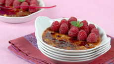 Crème brûlée aux pralines roses et aux framboises
