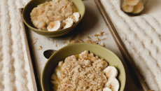 Crème de banane sur son lit de crumble et son sirop de gingembre