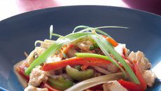 Wok de poulet à la chicorée liquide