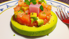 Tartare de saumon fumé crevette et avocat au citron et piment d'Espelette