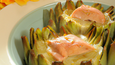 Fonds d'artichauts au saumon sur un lit de fondue de poireaux