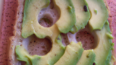 Pain frais au beurre d'avocat