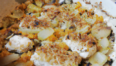 Crumble de cabillaud skrei étuvé aux oignons et abricots secs