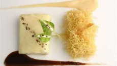 Turbot de Bretagne à blanc, rehaussé de poivres, pomme à pomme aux échalotes