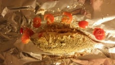 Daurade en papillote à l'oignon et à la moutarde