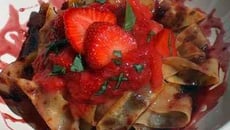 Fraises sournoisement écrasées sur tagliatelles de crêpes et sirop de vin aux épices