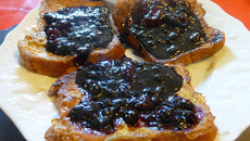 Pain perdu au sirop de myrtilles