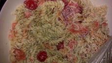 Salade composée, saumon fumé et fruit d'été