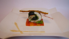 Ballottine de daurade aux épinards et olives noires, poivrons confits aux herbes de Provence, réduction de crème moutardée piment d'Espelette et poivron rouge, arrête croustillante aux graines de sésame