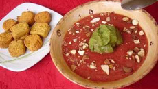 Soupe toute crue de tomates aux fraises, boule de crème d'avocat, éclats d'amandes