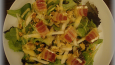 Salade de jeunes pousses, poire et croustillants de lard au brie