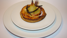 Poire pochée à la vanille Bourbon, en robe de galette aux éclats de Toblerone et sa petite sauce