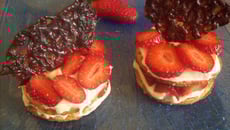 Mille-feuilles de fraises et sa tuile de carambar