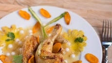 Coquelet ensoleillé cuit en bouillon à l'ananas et gingembre