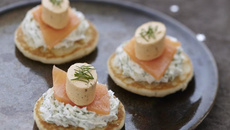 Blini de saumon fumé, chantilly aux herbes et Apérivrais Saumon