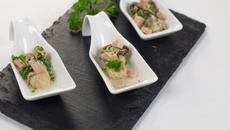 Huîtres pochées au champagne, dés de foie gras mi cuit et persil