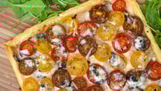 Tarte feuilletée aux tomates cerise, échalotes et Roquefort