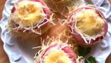 Nids d'œufs au jambon cru et parmesan