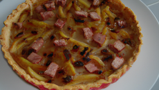Tarte fine aux pommes et à l'andouille de Vire