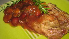 Côtelettes de porc et compotée de prunes caramélisées