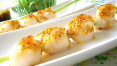 Noix de St Jacques dorées au sésame sur brochettes de citronnelle...