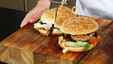 Hamburgers maison avec un ketchup aux fraises