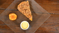 Tarte crumble abricots et spéculoos accompagnée de sa crème anglaise