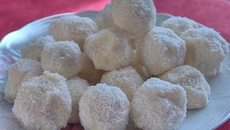 Boulettes à la noix de coco et confiture d'abricot