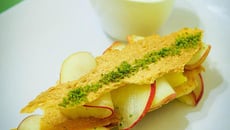 Tuiles (sans gluten) lemon curd, nectarines et sorbet basilic