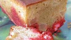 Cake aux poires et aux pralines roses