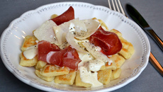 Gnocchis de pomme de terre poêlés, sauce parmesan et coppa