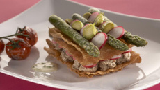 Millefeuille de bricks au caviar d'aubergine et asperges vertes
