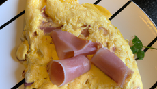 Omelette à la crème de gruyère et au jambon